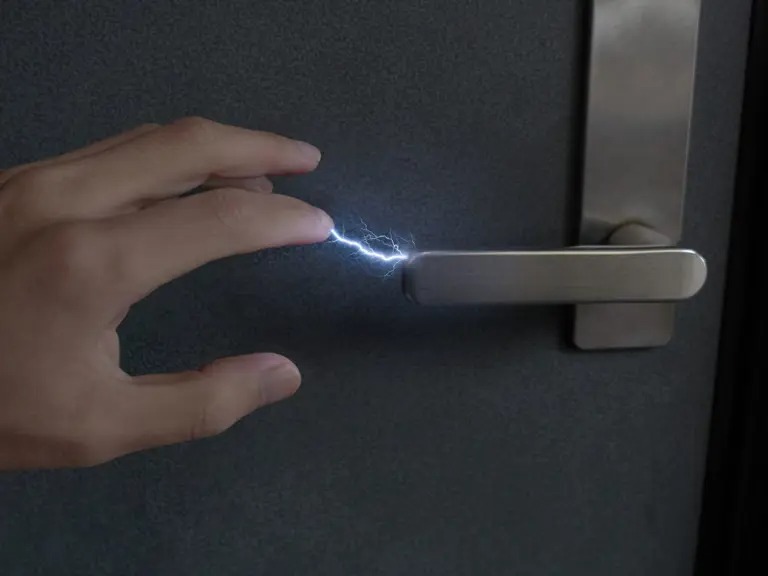 ¿Por qué sentimos toques eléctricos?