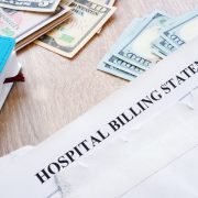 Organización cancela millones en deudas médicas de familias