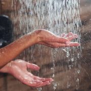 ¿Bañarse cona agua caliente o fría?¿Que conviene más?