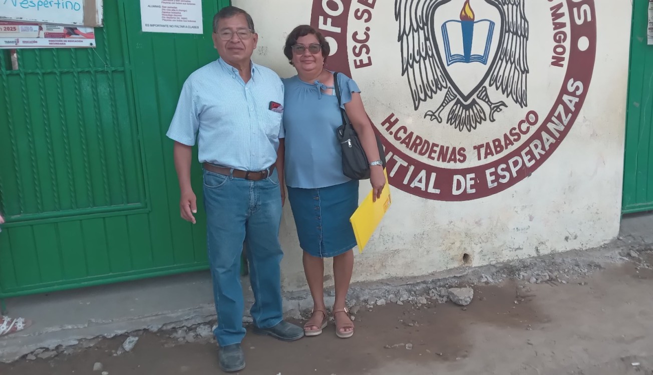 entrega de una de las tabletas