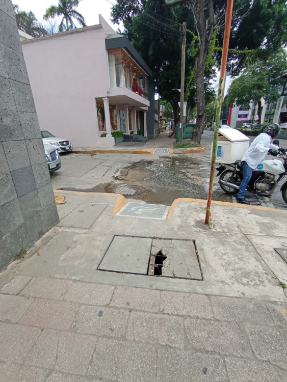 fuga de agua en Paseo Tabasco y Framboyan