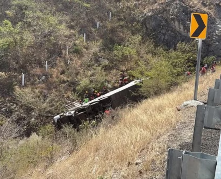 Volcadura de autobús en Oaxaca deja 18