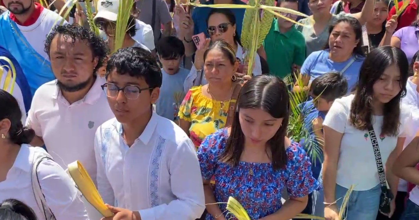 Católicos carmelitas participan en la procesión y liturgia del Domingo de Ramos