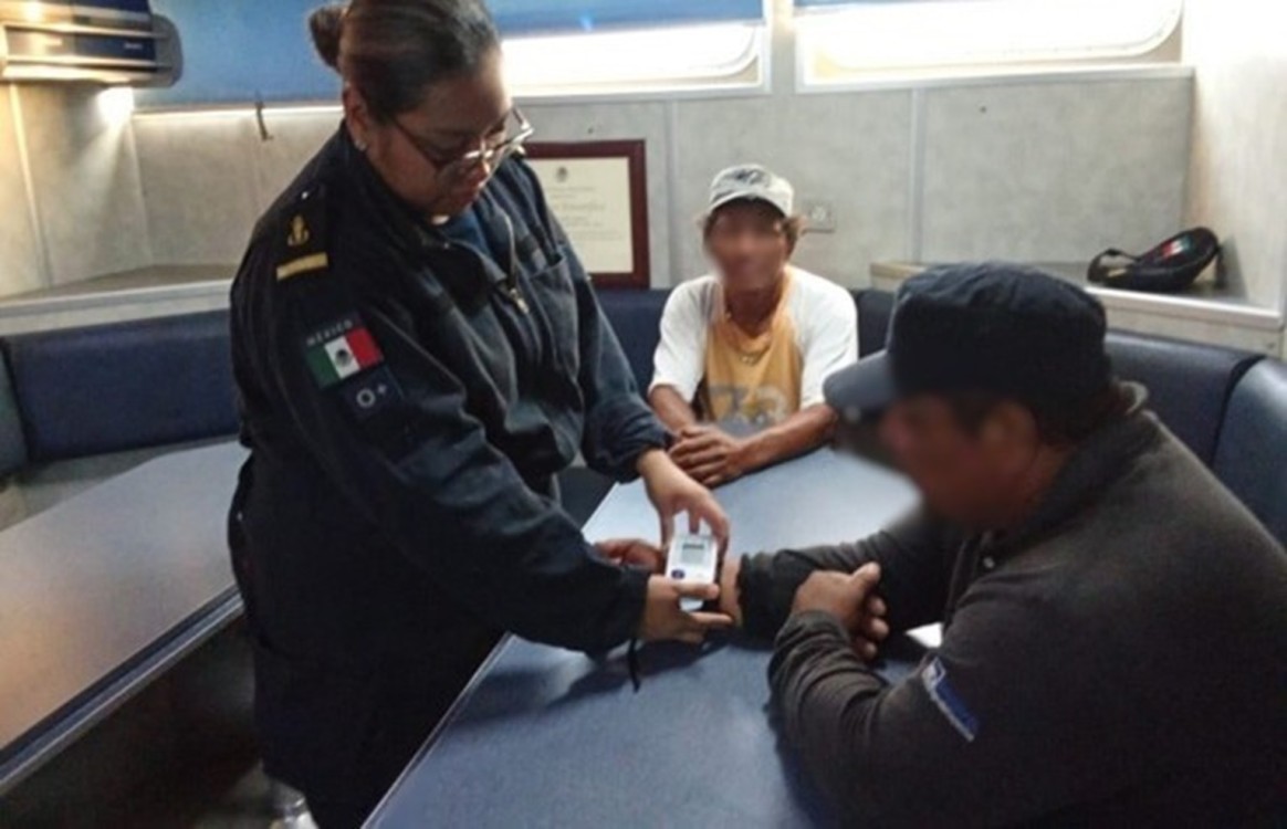 Personal de la SEMAR apoya a una embarcación que quedó sin propulsión