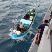 Personal de la SEMAR apoya a una embarcación que quedó sin propulsión