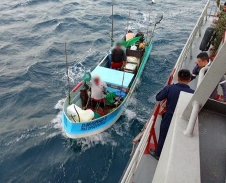 Personal de la SEMAR apoya a una embarcación que quedó sin propulsión