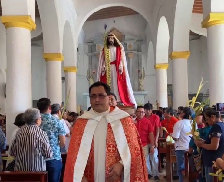 Católicos carmelitas participan en la procesión y liturgia del domingo de ramos