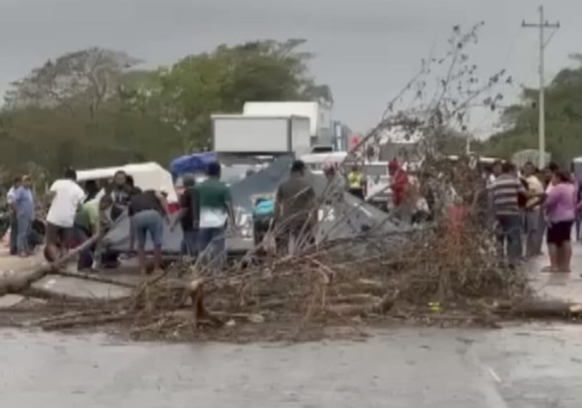Atastacos liberan carretera que tenían bloqueada