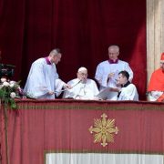 A pesar de su frágil salud, el papa Francisco reaparece en Pascua y clama por la paz global