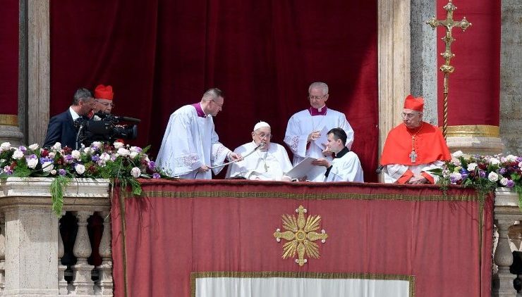 A pesar de su frágil salud, el papa Francisco reaparece en Pascua y clama por la paz global