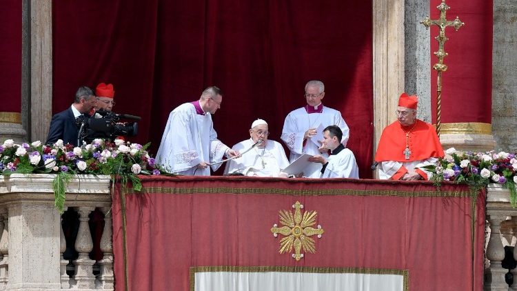 A pesar de su frágil salud, el papa Francisco reaparece en Pascua y clama por la paz global