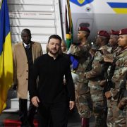 Zelenski llega a Sudáfrica y sorprende al mundo con su mensaje clave