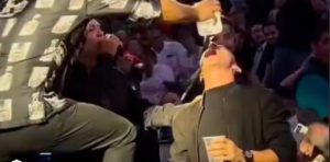 Andrés Guardado tomando un famoso ``shot´´, cortesía de los ex vocalistas de la Arrolladora Banda El Limón.
