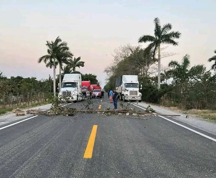 Atastacos liberan carretera que tenían bloqueada