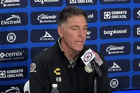 Eduardo Berizzo durante la conferencia de prensa donde lanzó un fuerte mensaje a la FIFA, criticando la falta de transparencia tras la exclusión del León del Mundial de Clubes.