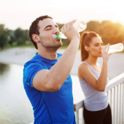 3 Formas Caseras de Hacer Suero para Combatir la Deshidratación en el Calor Extremo