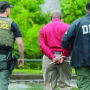 La DEA arresta a más de 100 migrantes en impactante redada nocturna