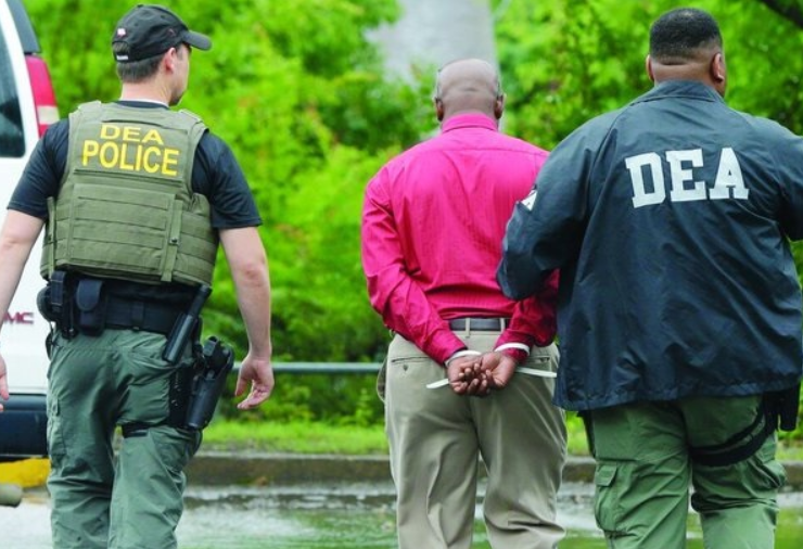 La DEA arresta a más de 100 migrantes en impactante redada nocturna