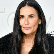 ¡Demi Moore es nombrada 'La Mujer Más Bella' y Así Lo Celebra!