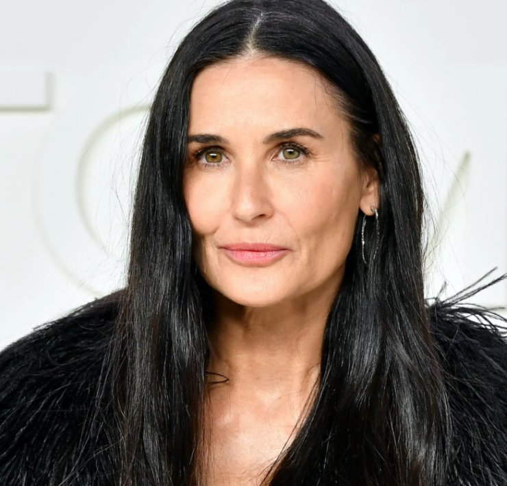 ¡Demi Moore es nombrada 'La Mujer Más Bella' y Así Lo Celebra!
