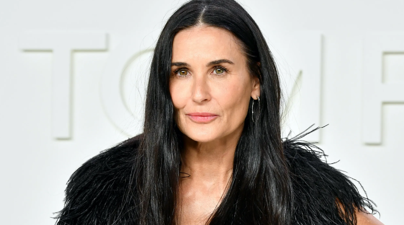¡Demi Moore es nombrada 'La Mujer Más Bella' y Así Lo Celebra!