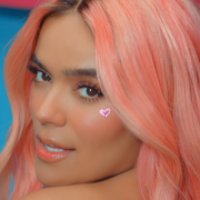 Karol G sufre accidente en moto durante sus vacaciones