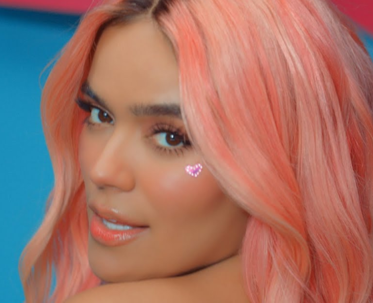 Karol G sufre accidente en moto durante sus vacaciones