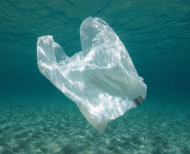 Japón crea un plástico soluble que desaparece en horas