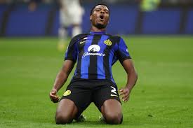 El neerlandés Denzel Dumfries, anotó dos goles ante el Barcelona, en la ida de la segunda semifinal, de la UEFA Champions League.