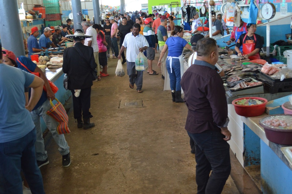 Expendedores de pescados del mercado principal ven repunte en sus ventas