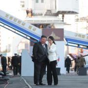 Kim Jong-Un es avistado con su hija en evento militar