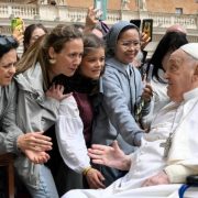 Papa Francisco reaparece en Domingo de Ramos y da ejemplo de fortaleza espiritual pese a su convalecencia