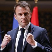 Macron pide suspender inversiones en EE.UU.