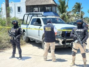 Lugar donde la mujer extranjera fue encontrada sin vida en Chicxulub Puerto, acordonado por autoridades mientras continúan las investigaciones.