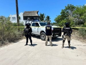 Elementos de la Policía Estatal de Investigación y la Fiscalía General del Estado durante el operativo en la zona de antros de Chicxulub Puerto.