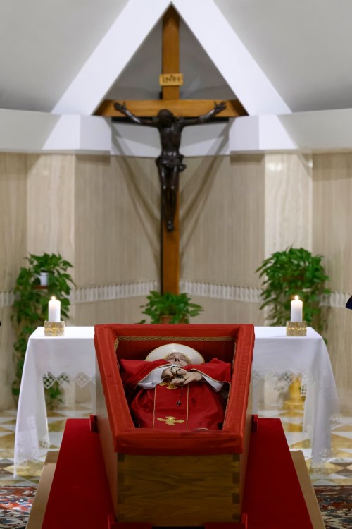 papa Francisco en su féretro