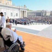 El papa Francisco reaparece y convierte su fragilidad en un llamado global a la compasión y la inclusión