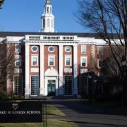 Gobierno de Estados Unidos amenaza a Harvard