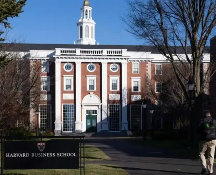 Gobierno de Estados Unidos amenaza a Harvard