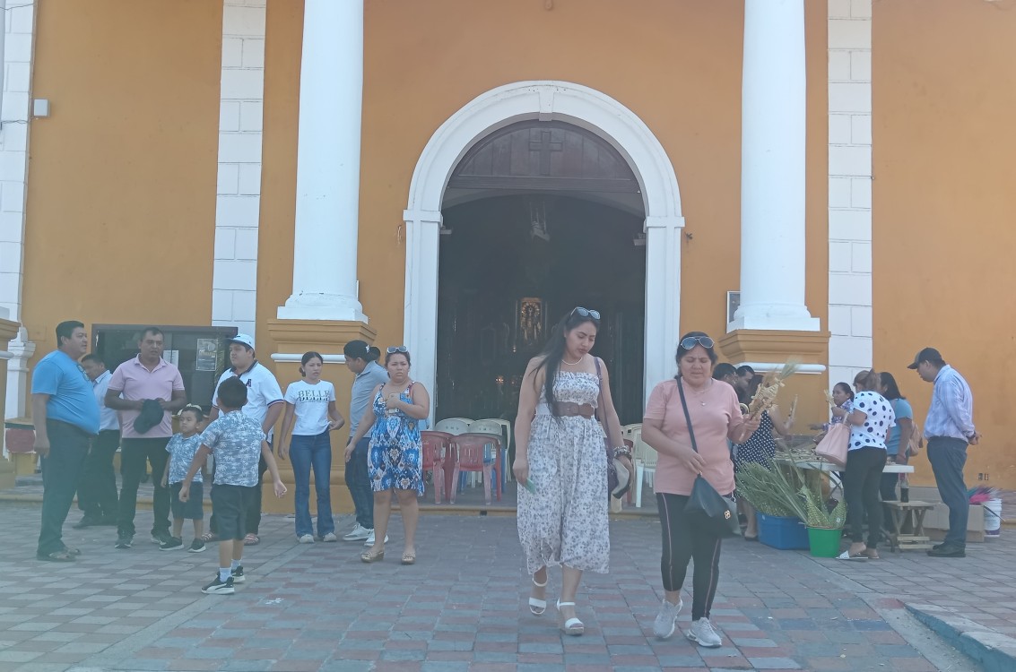 Católicos carmelitas participan en la procesión y liturgia del Domingo de Ramos