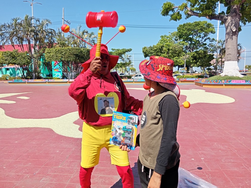 El Chapulín Colorado regaló juguetes a niñas y niños