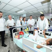 Javier May lleva alegría a pacientes del Hospital del Niño