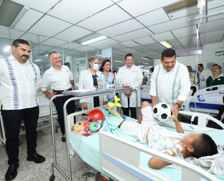 Javier May lleva alegría a pacientes del Hospital del Niño