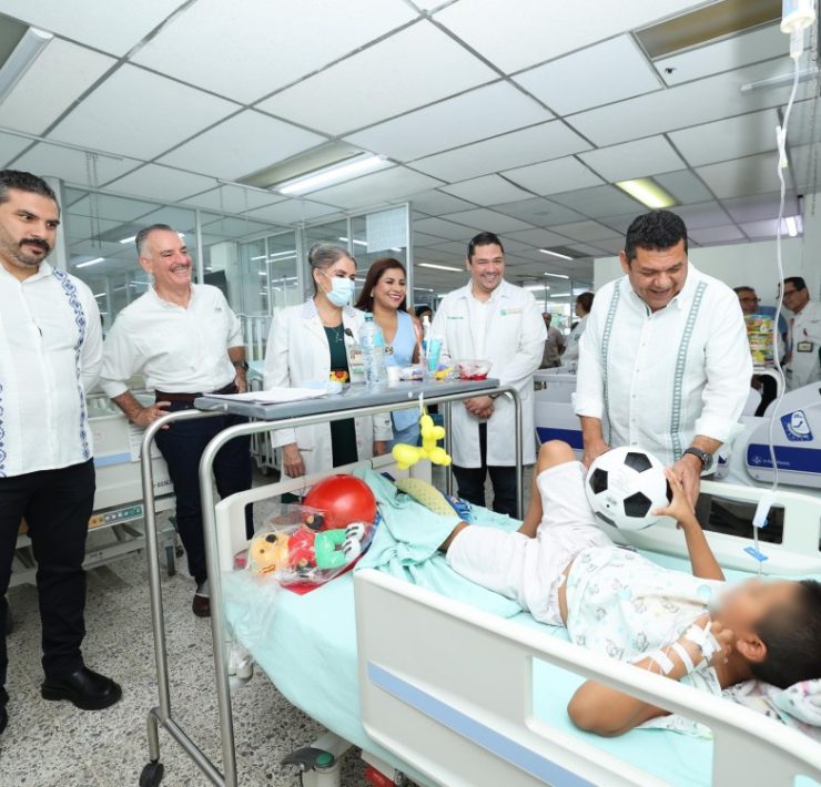 Javier May lleva alegría a pacientes del Hospital del Niño