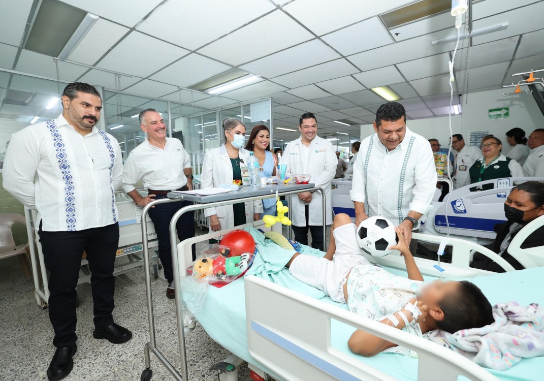 Javier May lleva alegría a pacientes del Hospital del Niño