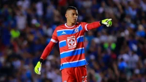 Kevin Mier achicó de gran manera un mano a mano ante Álvaro Fidalgo, evitando el gol de la victoria del América.