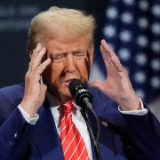 La aprobación de Donald Trump cae