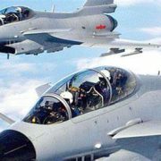 Adolescentes chinos detenidos por fotografiar aviones militares