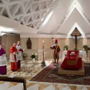 Primeras imágenes del Papa Francisco en su féretro