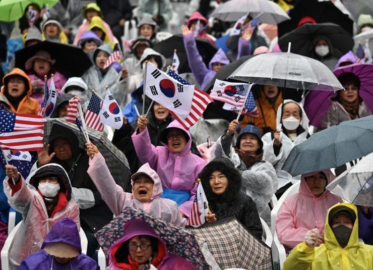 Miles marchan en Seúl exigiendo el regreso del destituido presidente Yoon